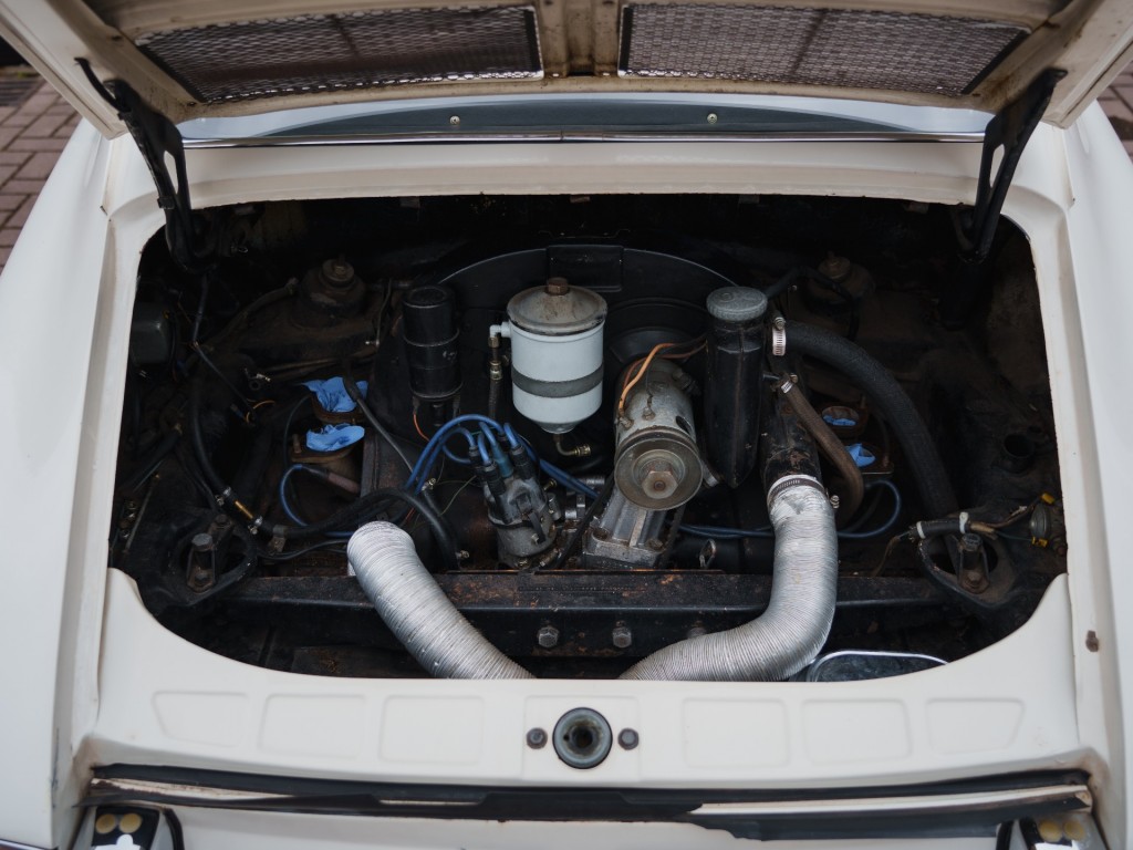 42113362-18.jpg